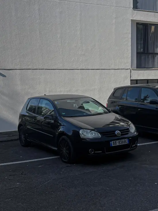 Merrni me qira një Volkswagen Golf (All) të vitit 2007 në Tirana