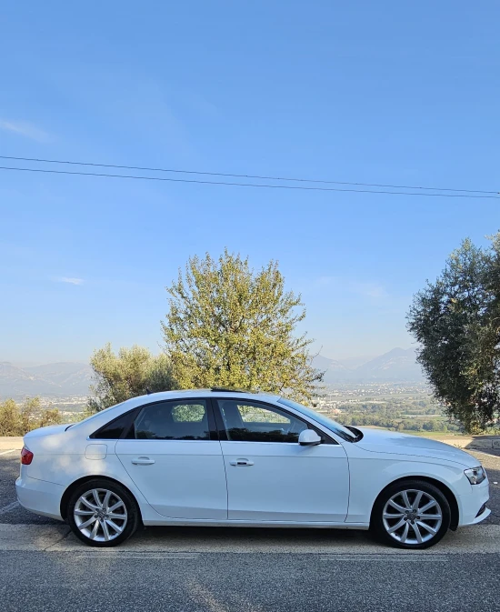 Louer une Audi A4 de l'année 2014 à Tirana