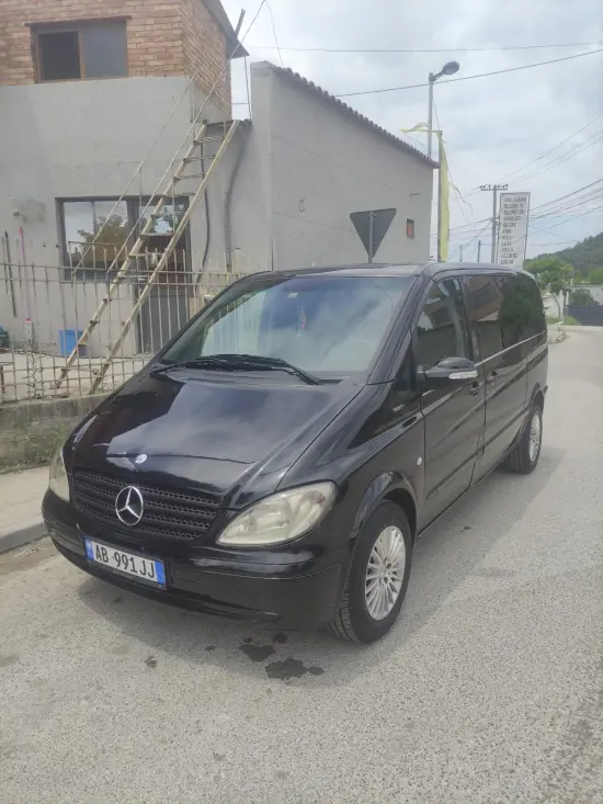 Noleggia una Mercedes-Benz Vito dell'anno 2007 a Tirana