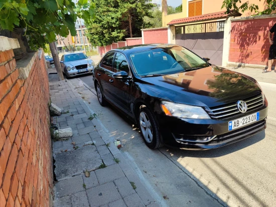 Merrni me qira një Volkswagen Passat të vitit 2012 në Tirana