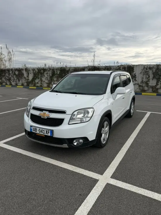 Merrni me qira një Chevrolet Orlando të vitit 2 në Durrës