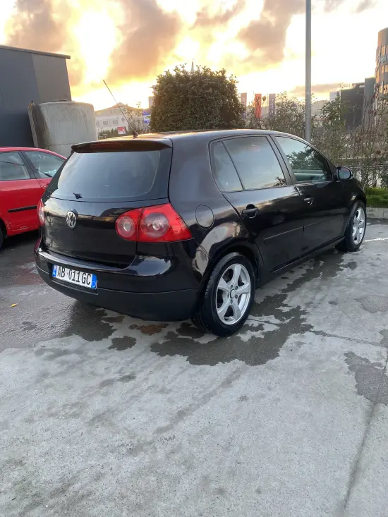 Alquila un 2009 Volkswagen Golf 5 en Tirana