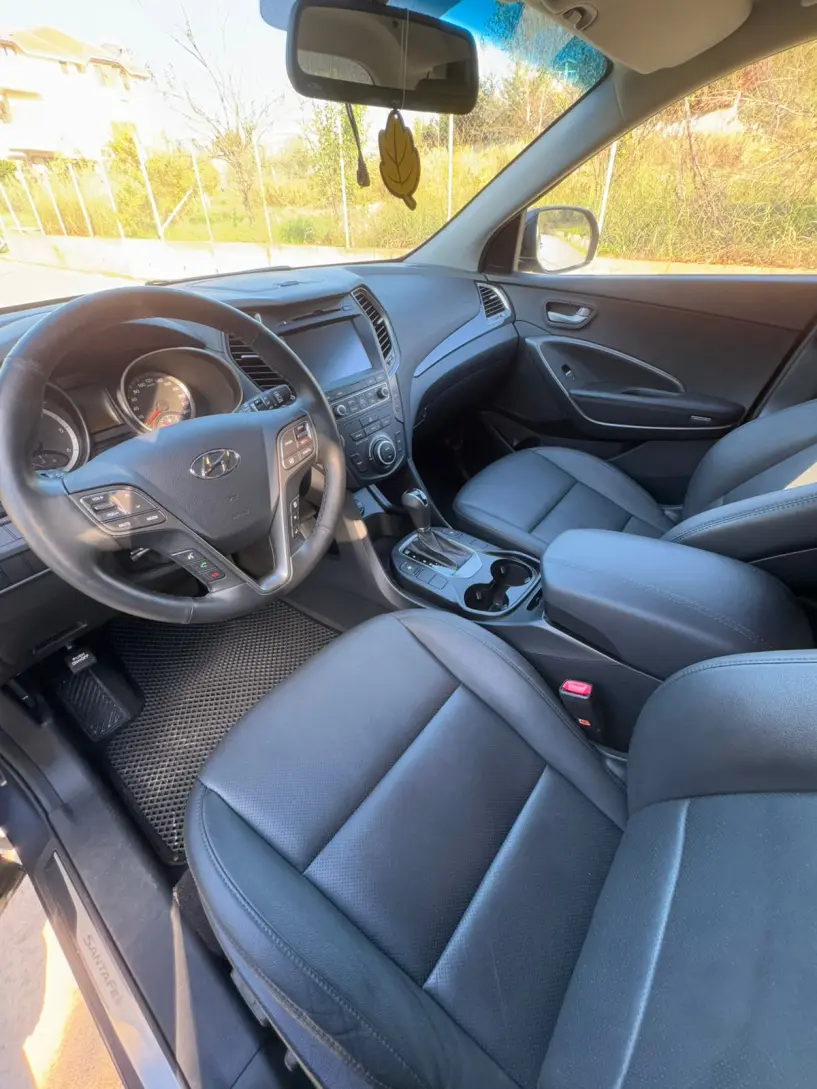 Merrni me qira një makinë në Tirana