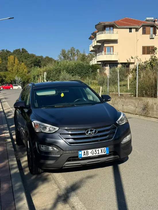 Merrni me qira një Hyundai Santa Fe të vitit 2016 në Tirana