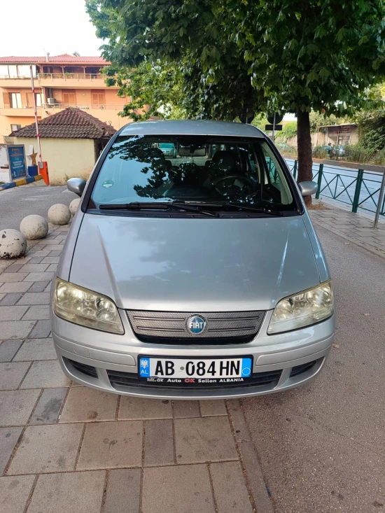 Louer une Fiat Idea de l'année 2006 à Tirana