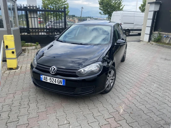 Louer une Volkswagen Golf 6 de l'année 2011 à Tirana