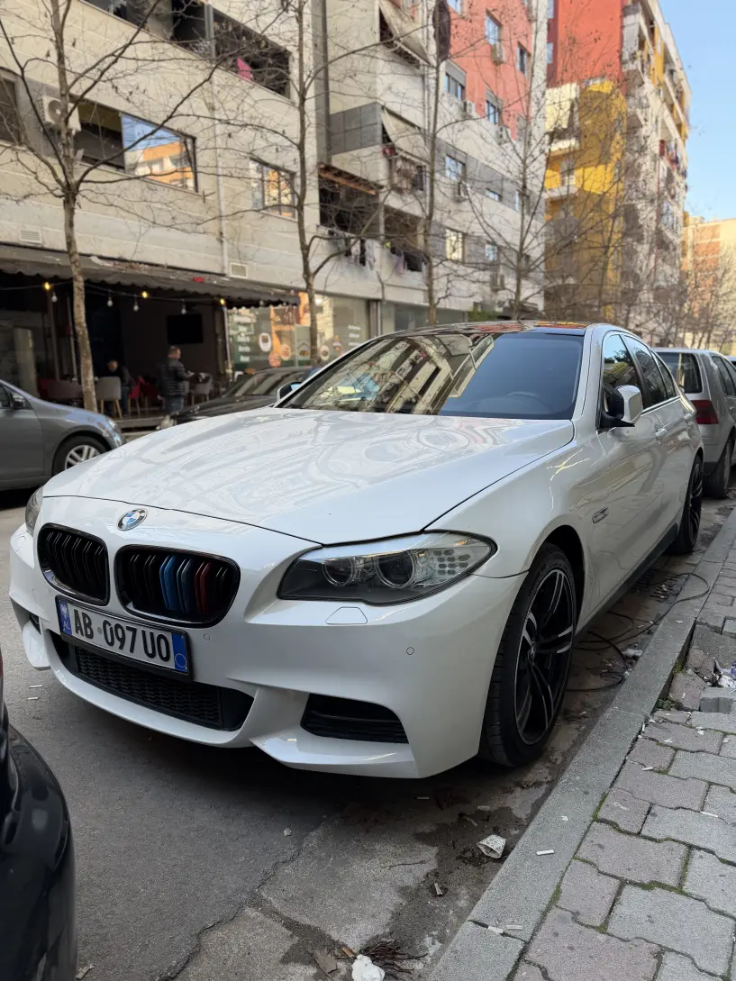 Merrni me qira një makinë në Tirana