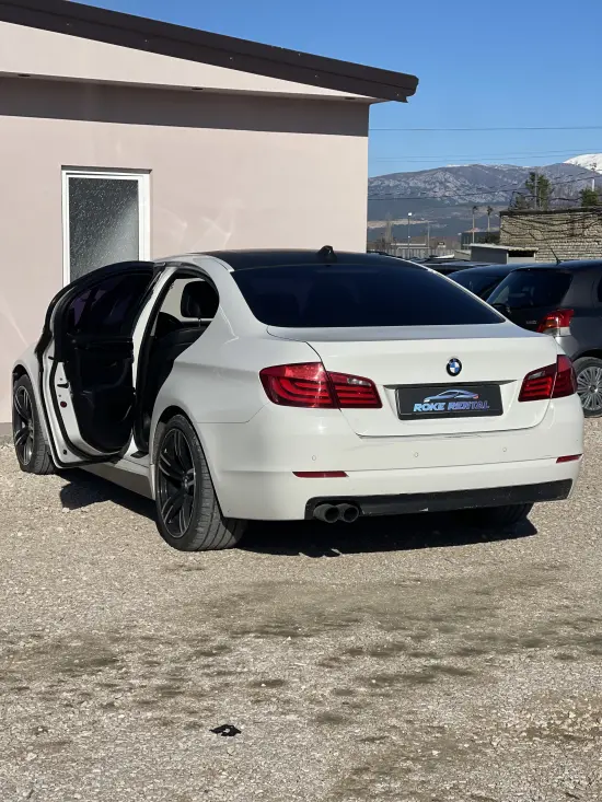 Wynajmij BMW 520 z 2012 roku w Tirana