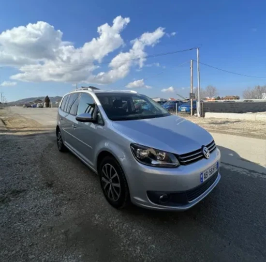 Wynajmij Volkswagen Touran z 2015 roku w Tirana