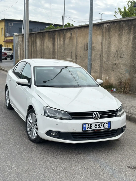 Rent a 2014 Volkswagen Jetta in Durrës