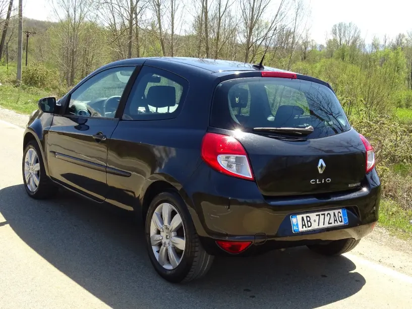 Rent a car in Sarandë