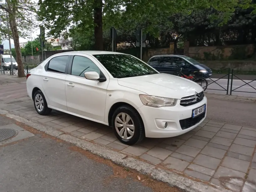 Noleggia un'auto a Tirana