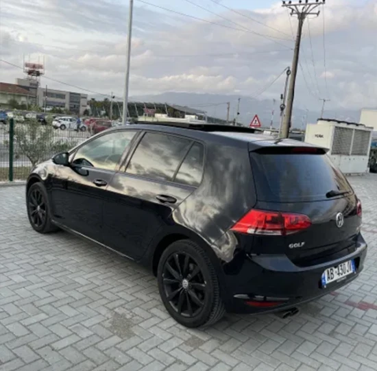 Wynajmij Volkswagen Golf 7 z 2015 roku w Tirana