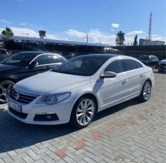 Noleggia una Volkswagen Passat CC dell'anno 2012 a Tirana