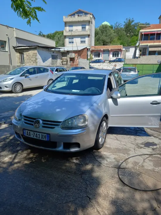 Merrni me qira një Volkswagen Golf 5 të vitit 2005 në Tirana