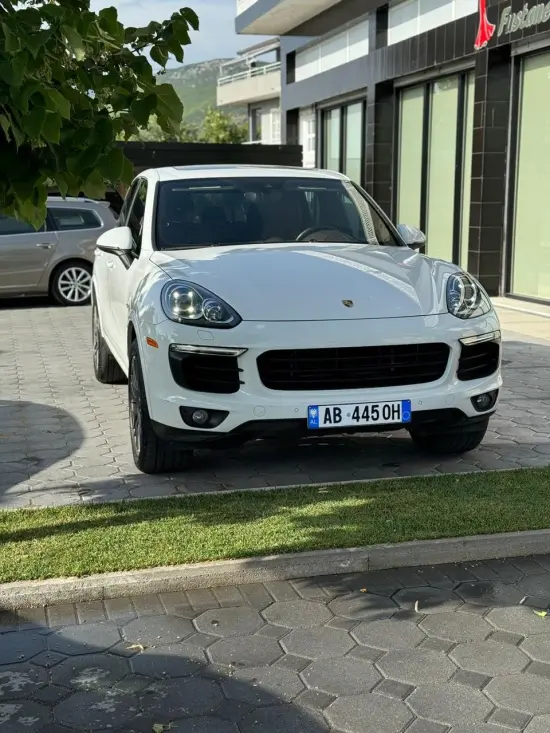 Alquila un 2017 Porsche Cayenne en Tirana