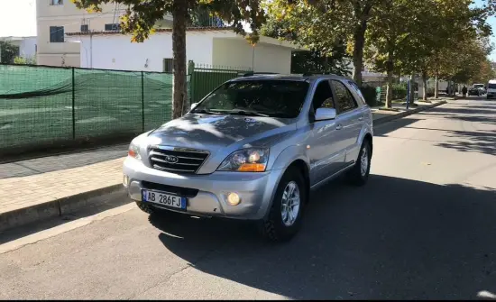 Wynajmij Kia Sorento z 2006 roku w Tirana