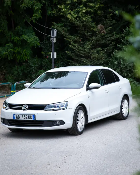 Wynajmij Volkswagen Jetta z 2013 roku w Tirana
