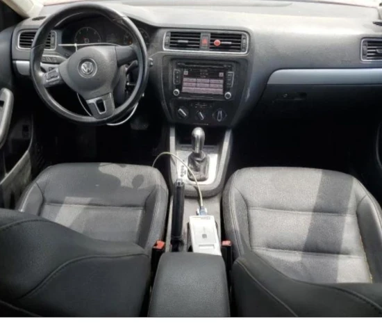 Merrni me qira një Volkswagen Jetta të vitit 2012 në Tirana