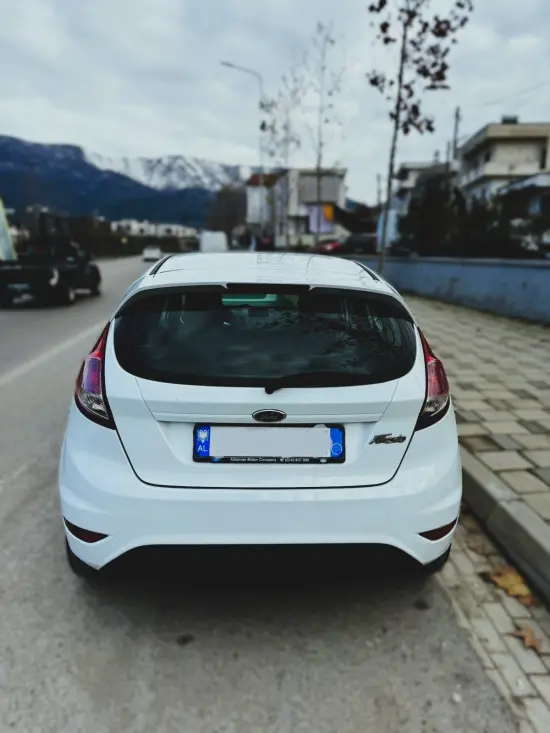 Noleggia una Ford Fiesta dell'anno 2014 a Tirana