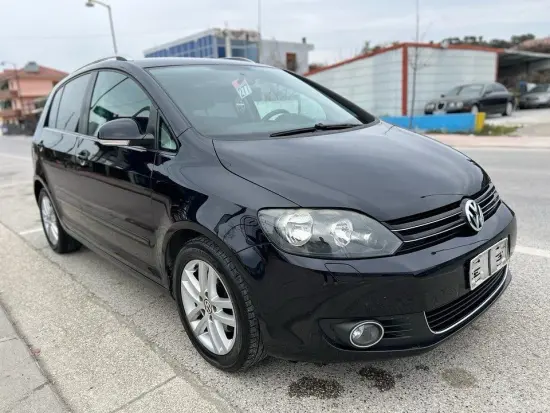 Louer une Volkswagen Golf Plus de l'année 2014 à Tirana