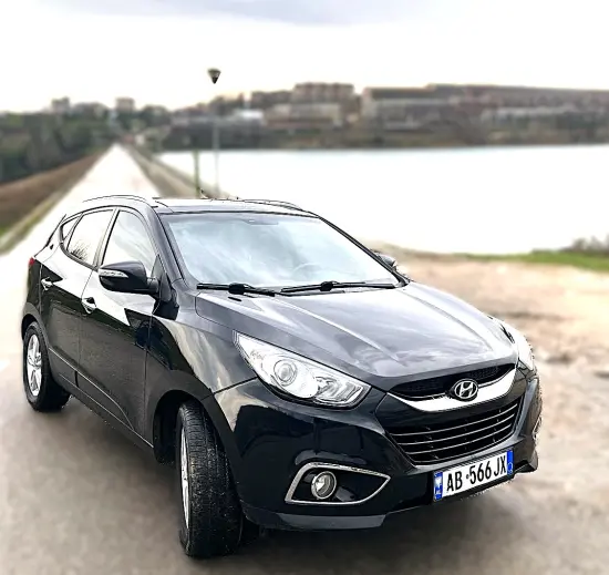 Noleggia una Hyundai ix35 dell'anno 2010 a Tirana