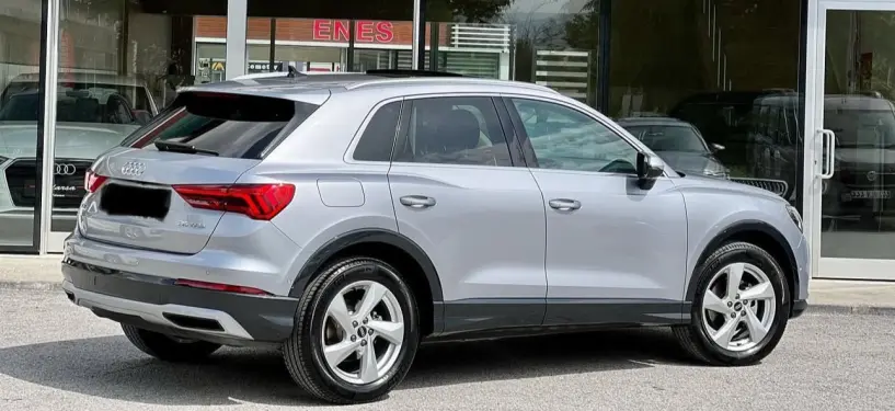 Merrni me qira një makinë në Tirana