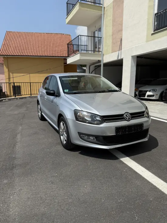 Merrni me qira një Volkswagen Polo të vitit 2012 në Tirana