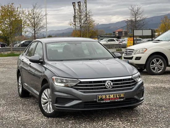 Noleggia una Volkswagen Jetta dell'anno 2021 a Tirana