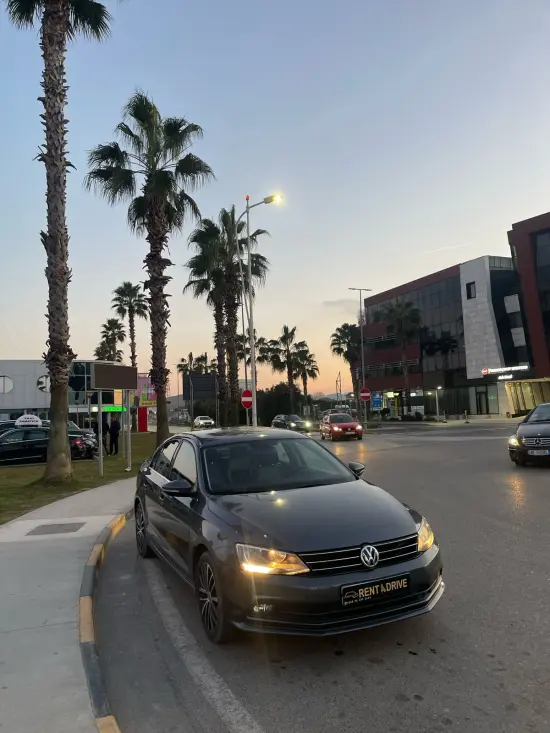 Noleggia una Volkswagen Jetta dell'anno 2016 a Tirana