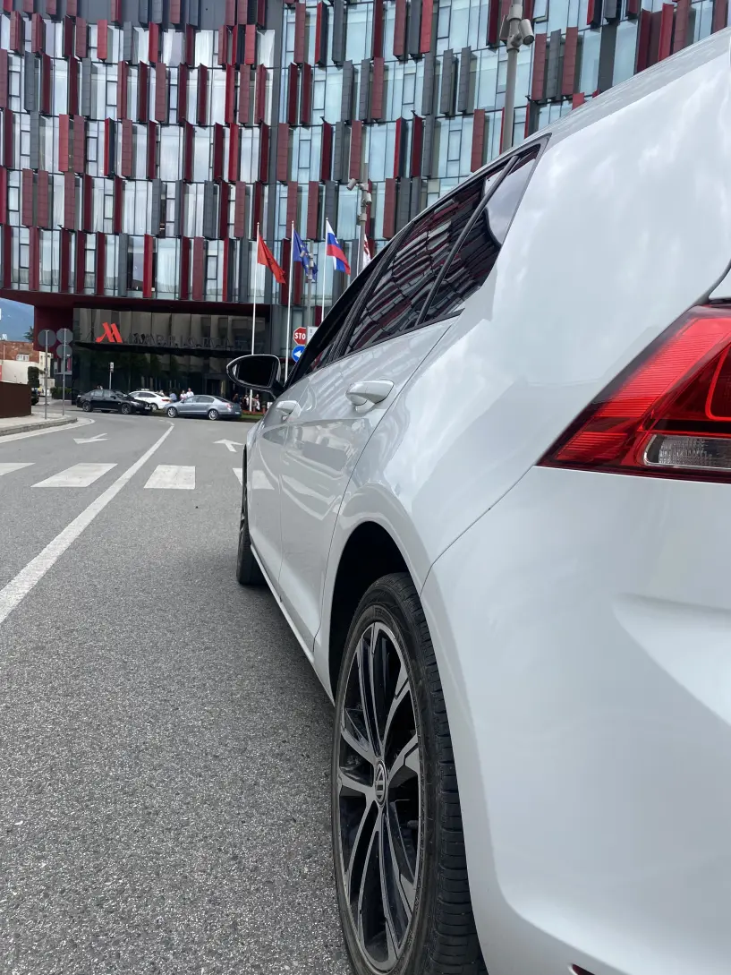 Noleggia un'auto a Tirana