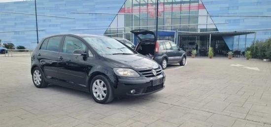 Wynajmij Volkswagen Golf Plus z 2008 roku w Tirana