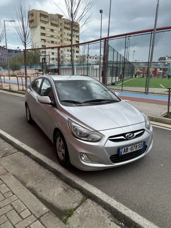 Alquila un 2012 Hyundai Accent en Durrës