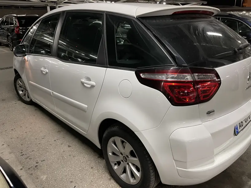 Noleggia un'auto a Tirana