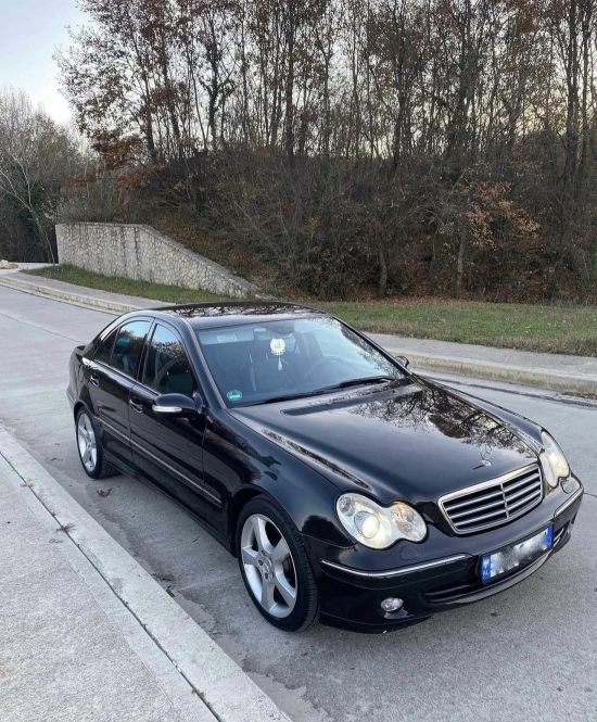 Louer une Mercedes-Benz C 220 de l'année 2006 à Tirana