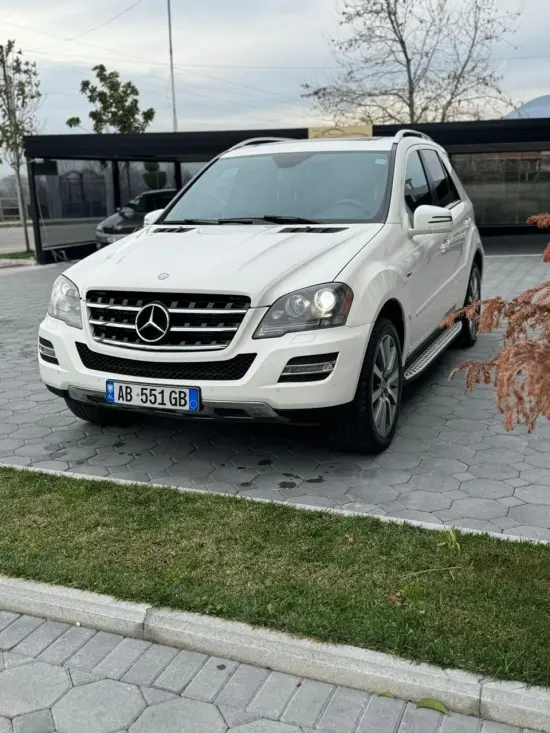 Wynajmij Mercedes-Benz ML 350 z 2011 roku w Tirana