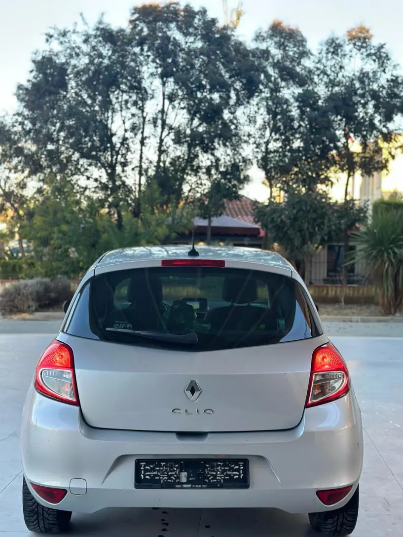 Alquila un coche en Tirana