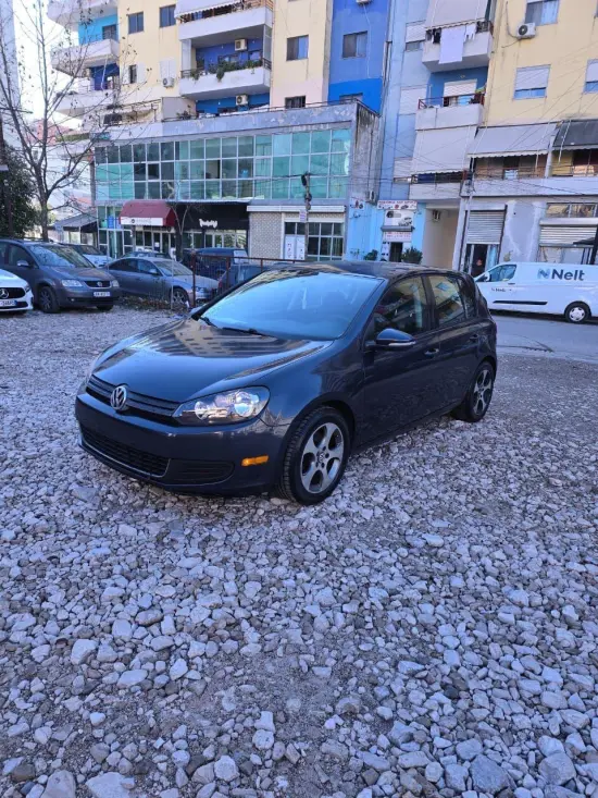 Merrni me qira një Volkswagen Golf 6 të vitit 2013 në Tirana