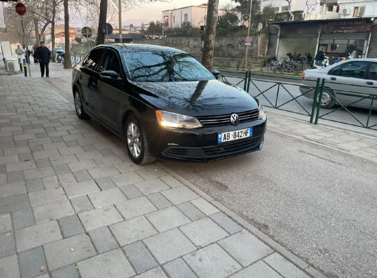 Noleggia una Volkswagen Jetta dell'anno 2012 a Tirana