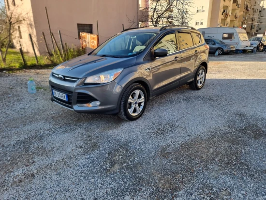 Louer une Ford Escape de l'année 2013 à Tirana