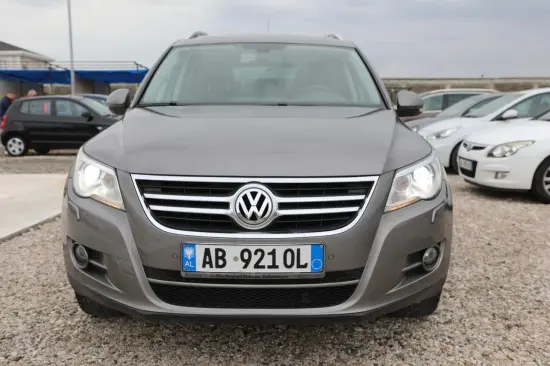 Wynajmij Volkswagen Tiguan z 2011 roku w Tirana