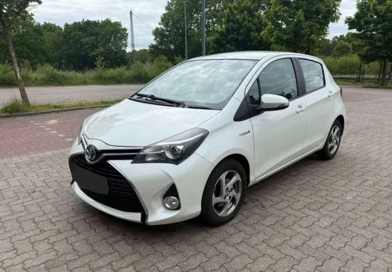 Merrni me qira një Toyota Yaris të vitit 2017 në Tirana