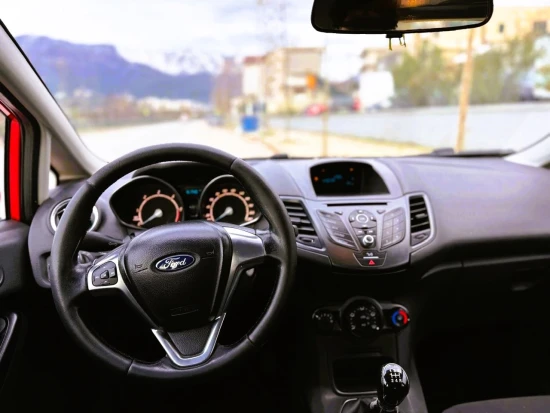 Noleggia una Ford Fiesta dell'anno 2014 a Tirana