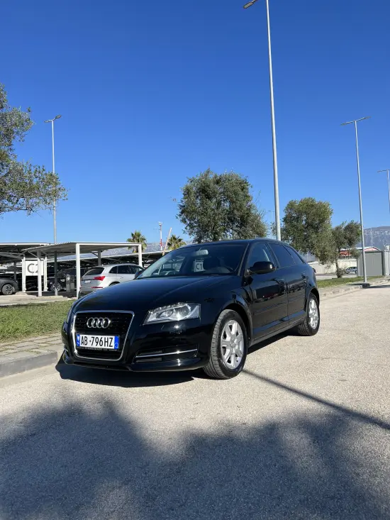 Louer une Audi A3 de l'année 2013 à Tirana