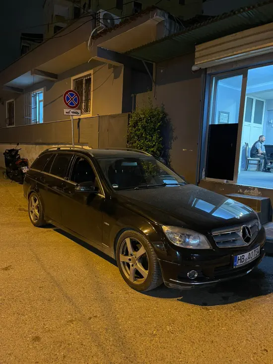 Wynajmij Mercedes-Benz C 220 z 2010 roku w Durrës
