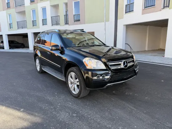 Wynajmij Mercedes-Benz GL 450 z 2012 roku w Tirana