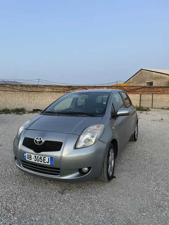 Wynajmij Toyota Yaris z 2011 roku w Tirana