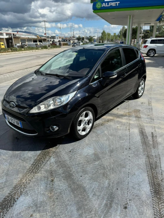 Louer une Ford Fiesta de l'année 2010 à Tirana