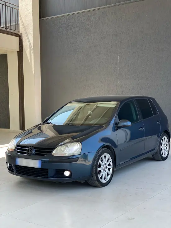 Louer une Volkswagen Golf 5 de l'année 2006 à Durrës