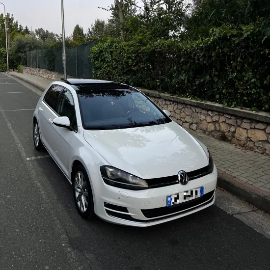 Noleggia una Volkswagen Golf 7 dell'anno 2016 a Tirana